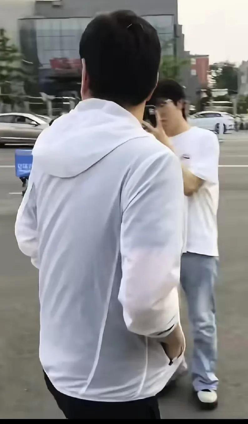 coco今晚又出门聚餐了，每天这么多人守在体育总局门口，却从未拍到莎莎，看