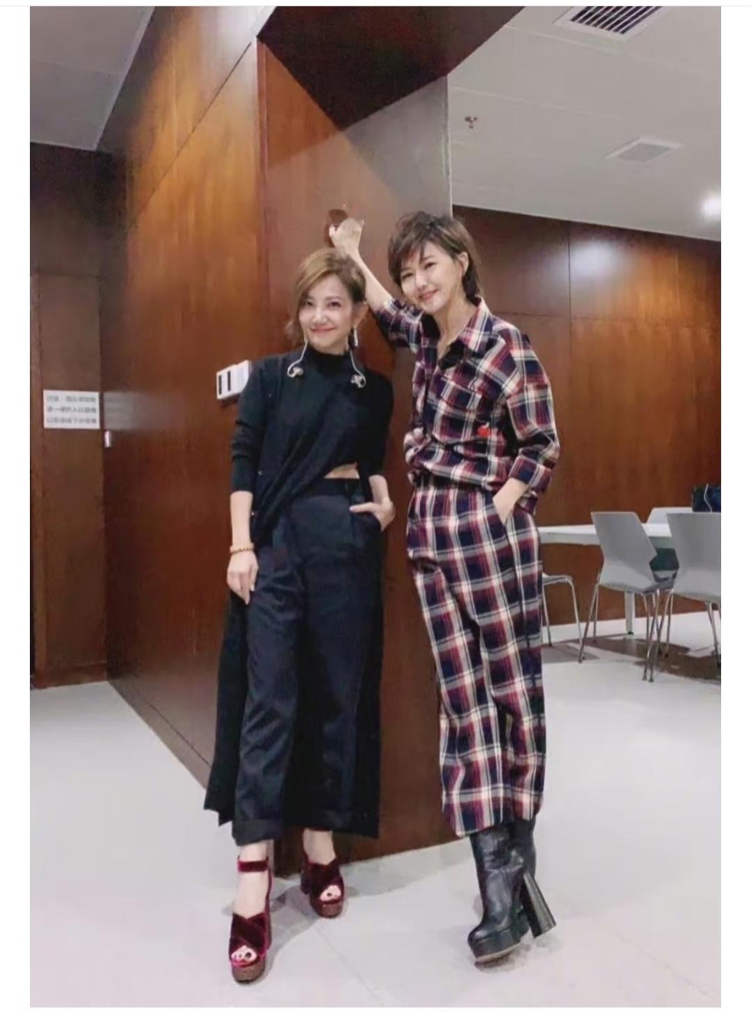 梁静茹在孙燕姿面前也不算矮啊。