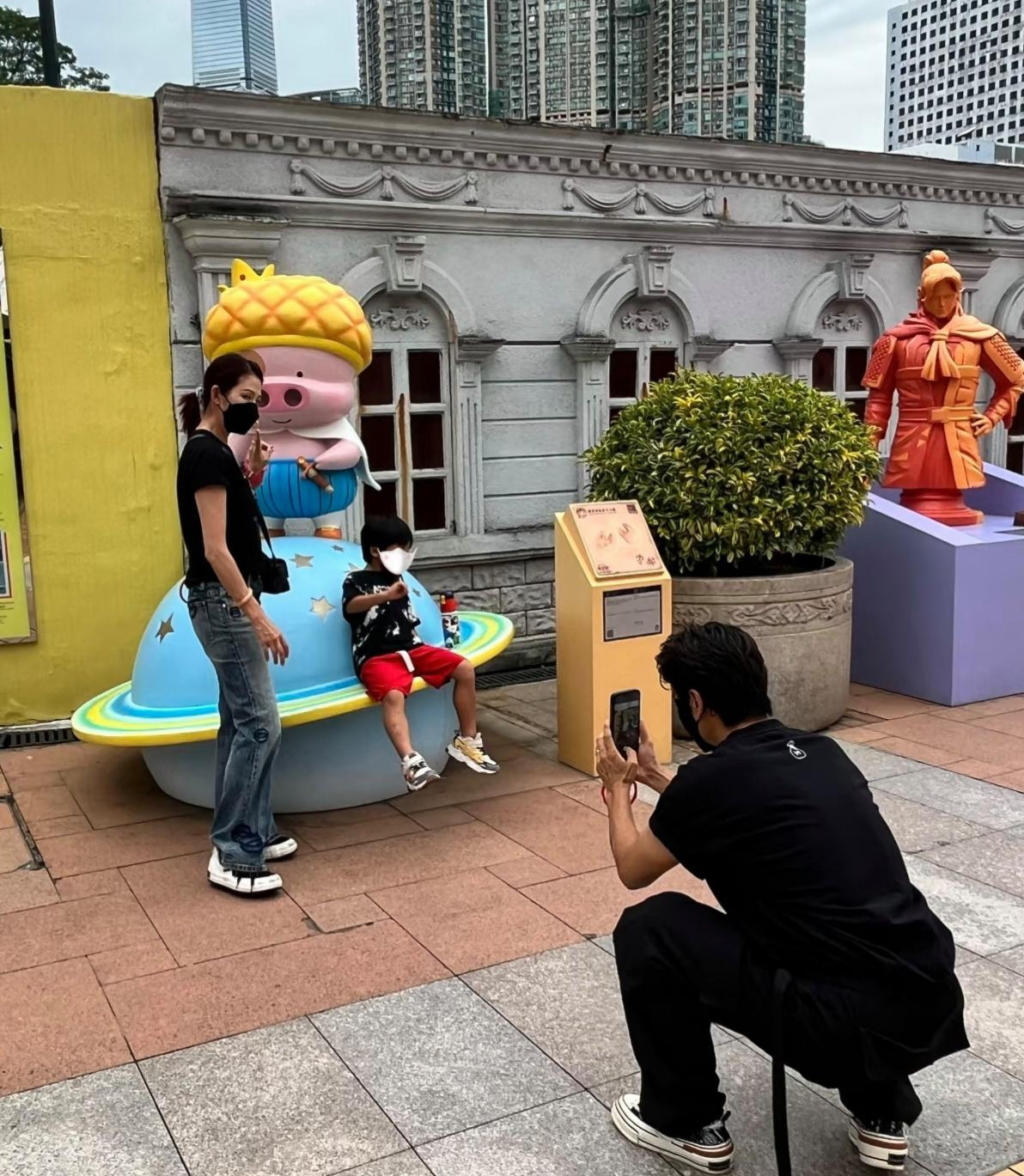 近日，蔡少芬张晋夫妻俩带着5岁的儿子逛漫展，张晋化身母子俩的摄影师，一家人好温暖好幸福的模样，真让人