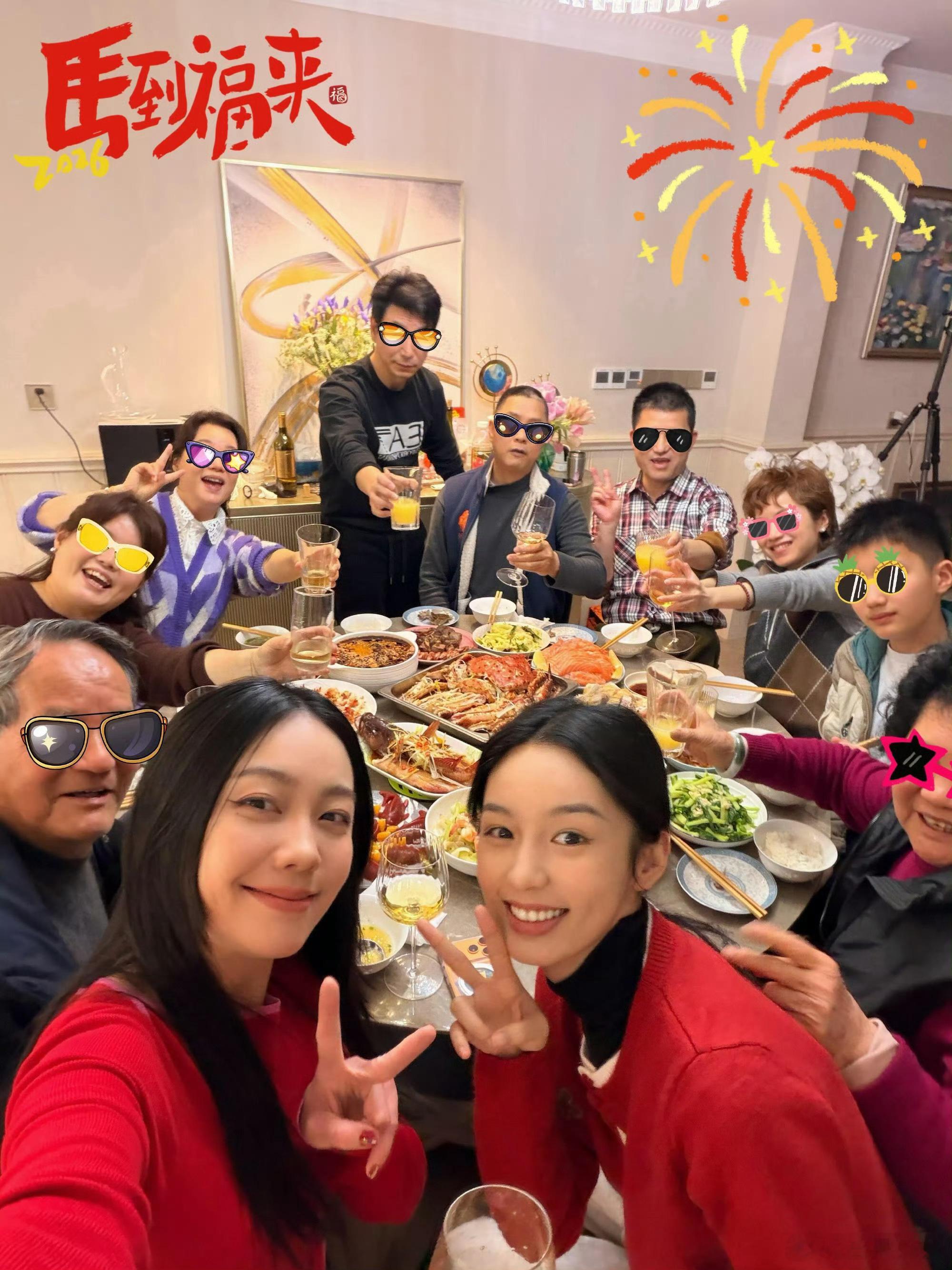 周也春节家庭合照，素颜长这样洗把脸就可以出门了