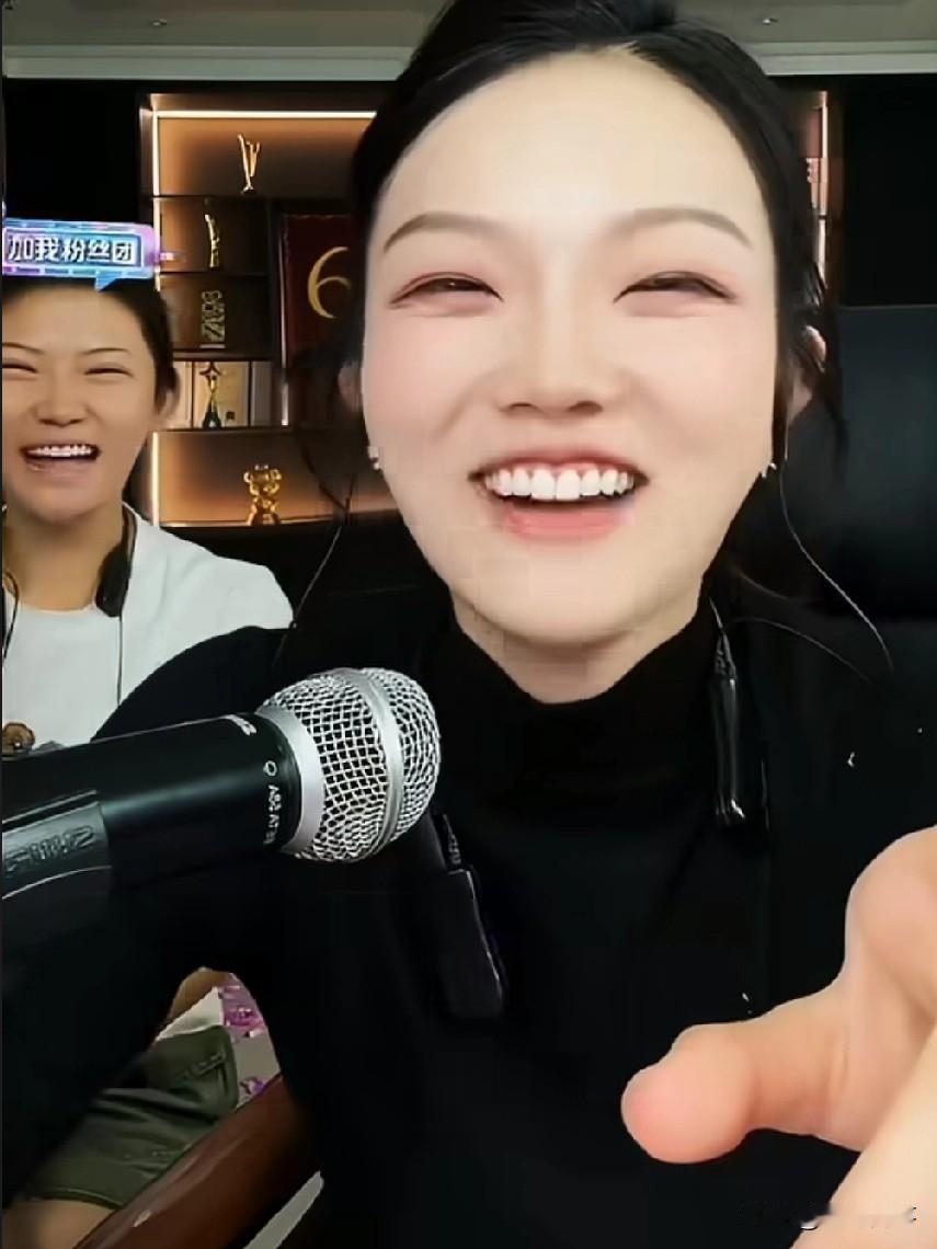 小慧曾于今年3月在快手与娜美PK直播时互相谩骂，违规遭到平台封禁，账号限制至今未