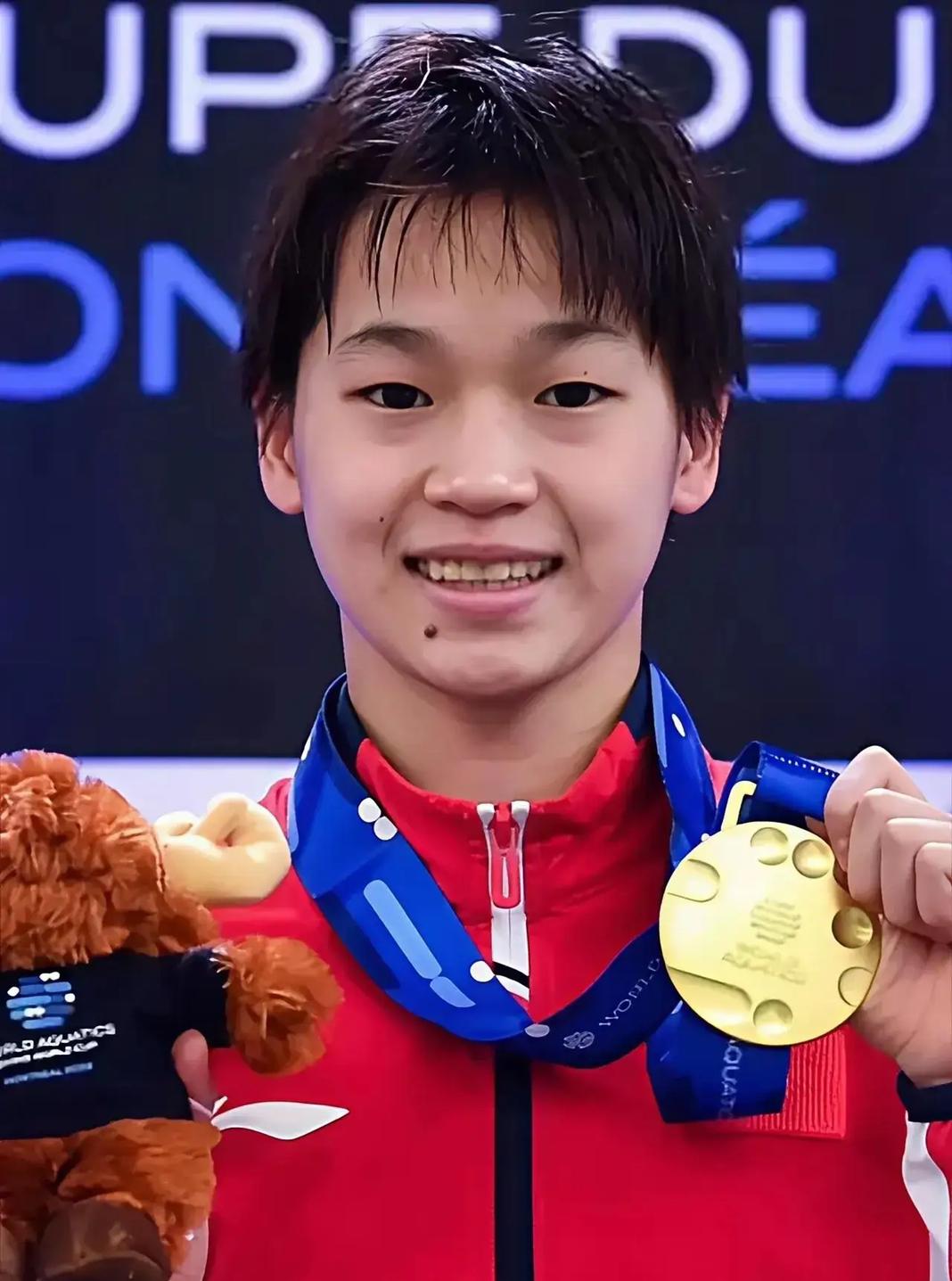 全红婵拿了金牌，全世界都在等她发朋友圈。结果她第一个电话，打给了奶奶。后来，老太