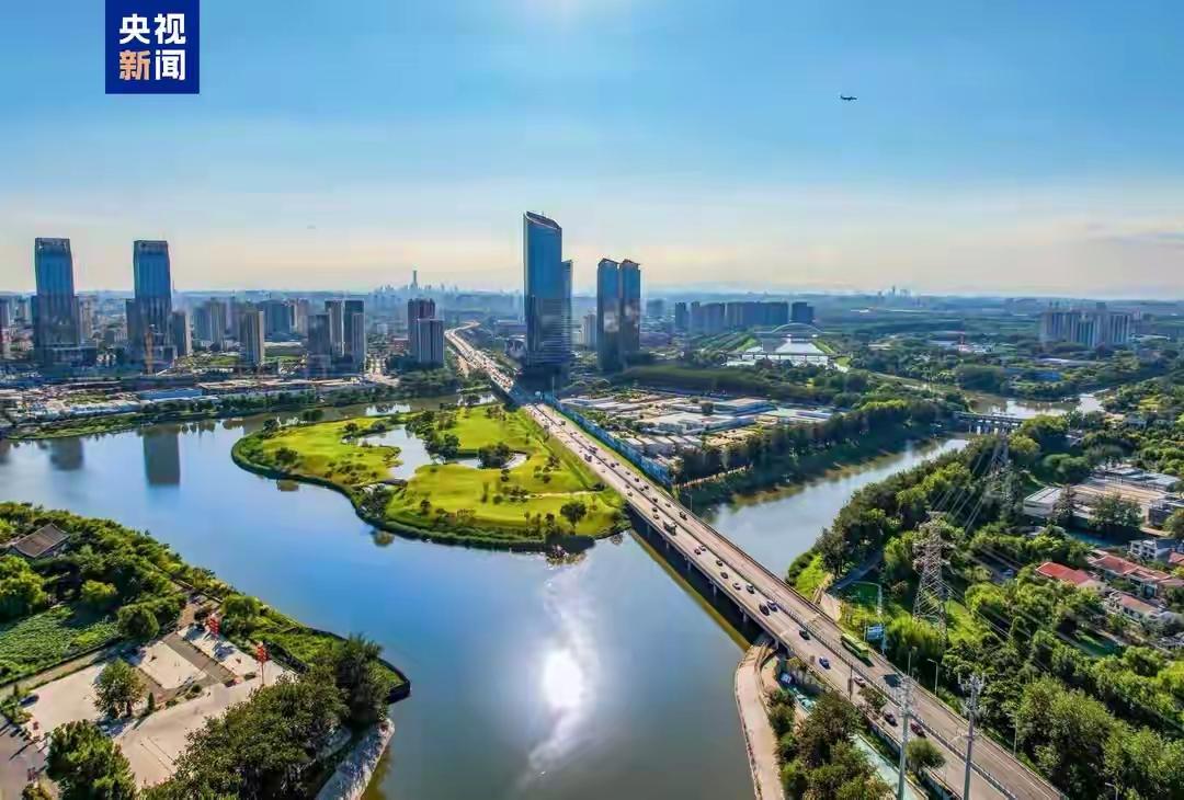 北京算是彻底把桌子掀了。​2026年底，市级机关要全部撤到通州。几万号人，几十