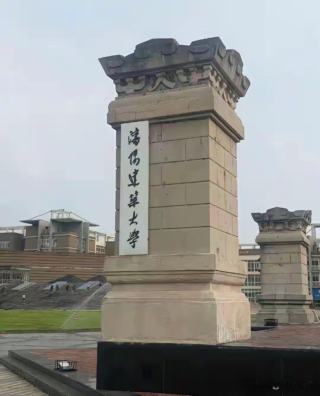 侄子考上的这个大学是好学校吗？昨天，亲戚群里，表姐把她儿子读书的学校大门拍照发