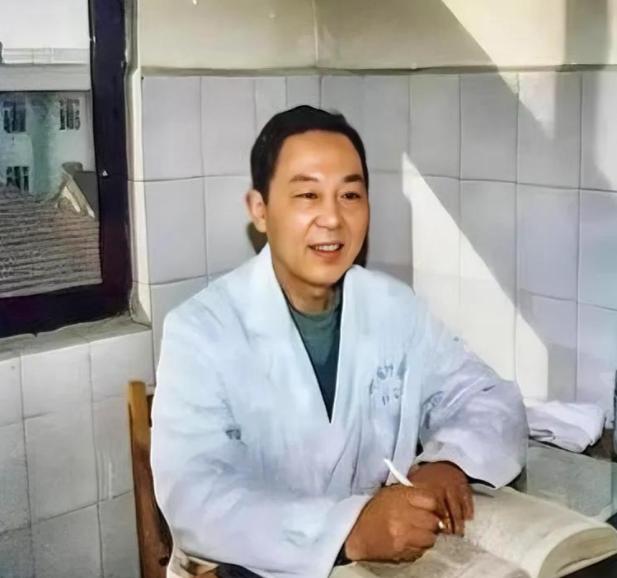 1970年，徐州一主任医生趁妻子不在，偷偷服用了4克毒性极强的曼陀罗花，所有人都