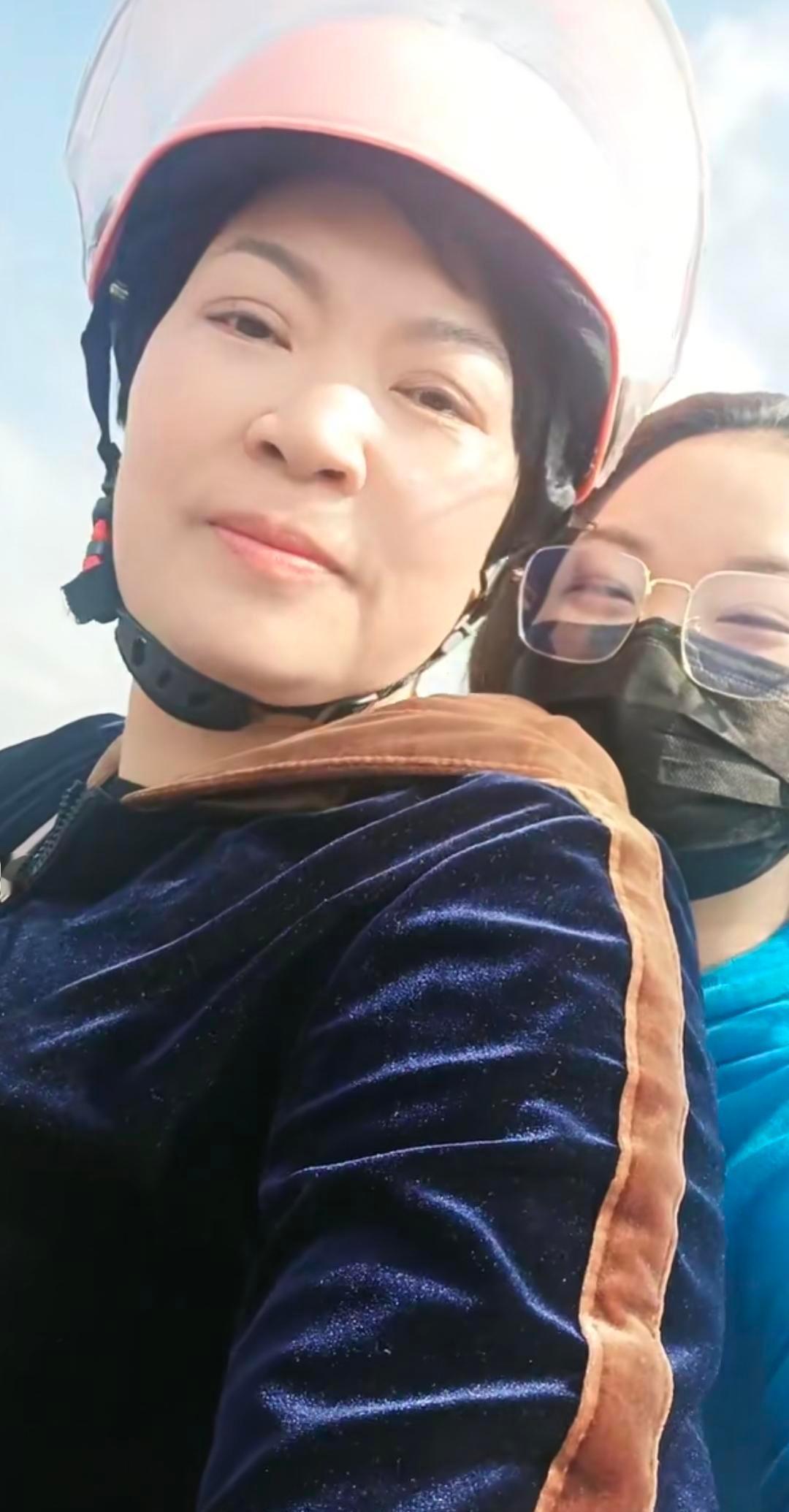 她穿粉雪纺，不是在拍照，是在给小个子女孩画地图——高腰一拉，腿长直接加码，西装一