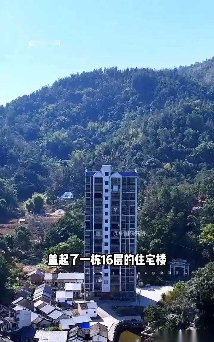 看到广东揭阳这栋建在农村的16层自建房的消息时，我被惊到了，虽然我知道广东人不缺