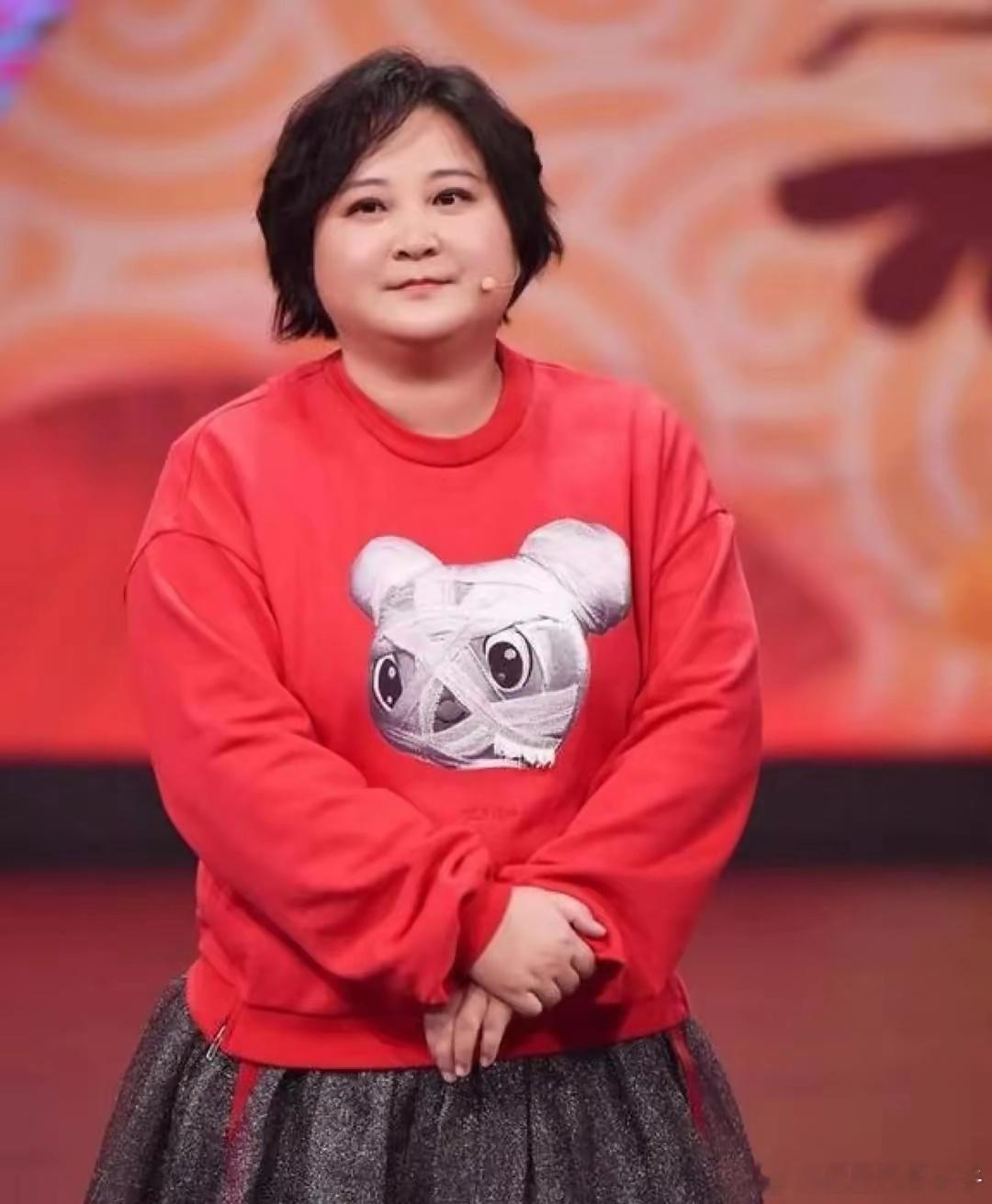 贾玲在上海过43岁生日，打扮贵气，身材没有复胖，气质终于不土了​​​