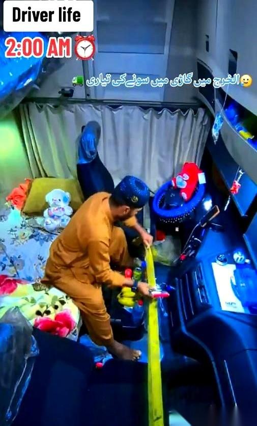 用一根安全带，把两边的车门死死绑在一起。就这么把自己“反锁”在卡车驾驶室里。