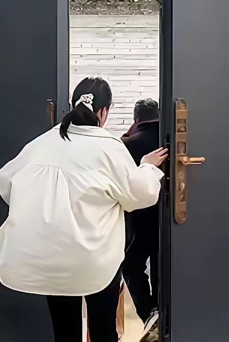 拆迁款180万全给弟弟，女儿借钱被拒：4年后父亲上门看外孙，她一句话让老人