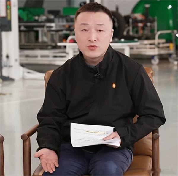 徐洁云回应小米汽车被叫绿化带战神小米雷军在2026年首场直播中拆解YU7并回应网