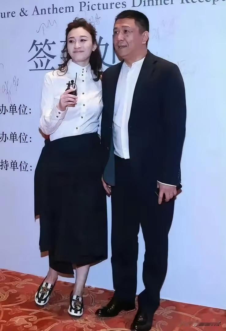 网上疯传李小冉离婚了，因为徐佳宁从原来的富翁，一下子变成负翁，李小冉再拼，一个人