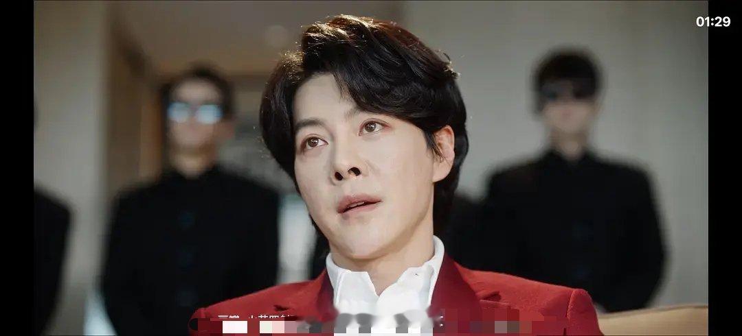  这……他怎么变成这样了？皮肤松弛得也太明显了吧。