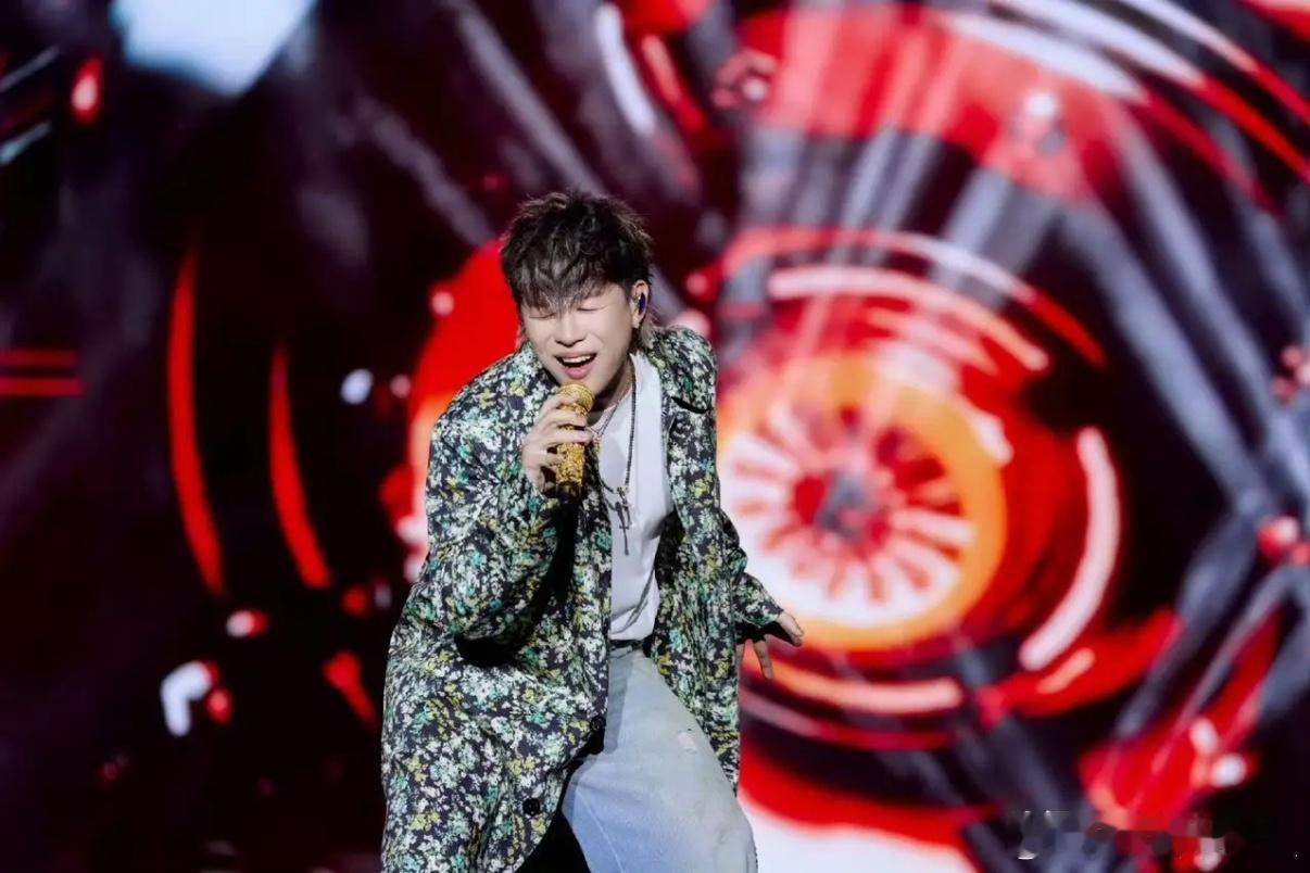 胡彦斌“神编曲鬼嗓子”上热搜，这场冠军赢得有点拧巴胡彦斌又在《歌手2026》拿月