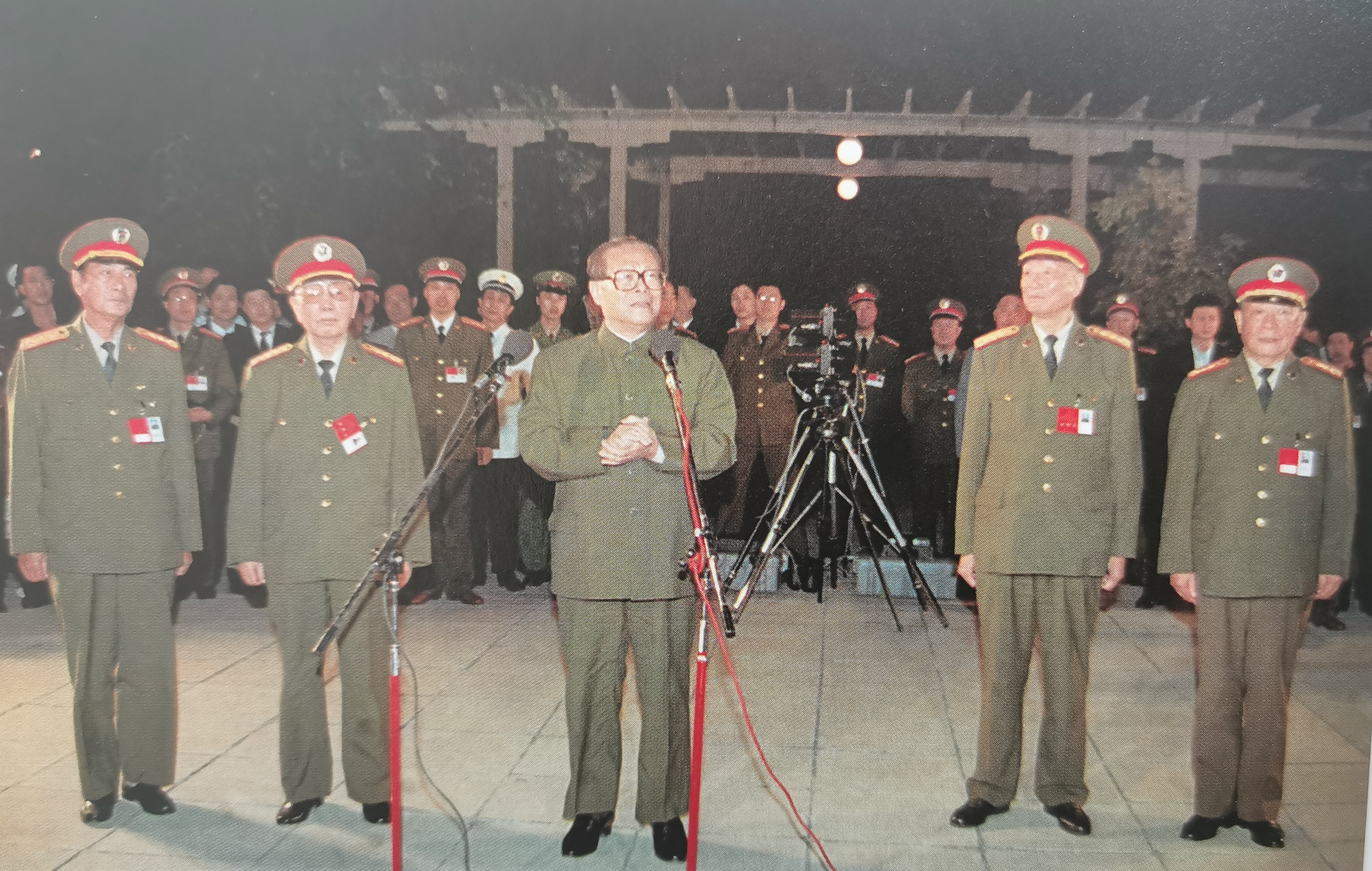 1997年，十五大召开，江同志接见解放军代表团。他身边的四个人，都是军界泰斗。里