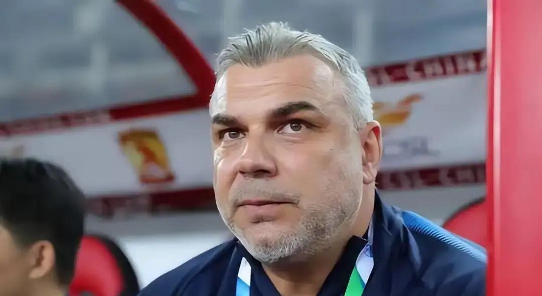 选帅拖到1月？成都蓉城刚刚抢在亚冠报名前，锁定了最危险的那个人。不是漫天要