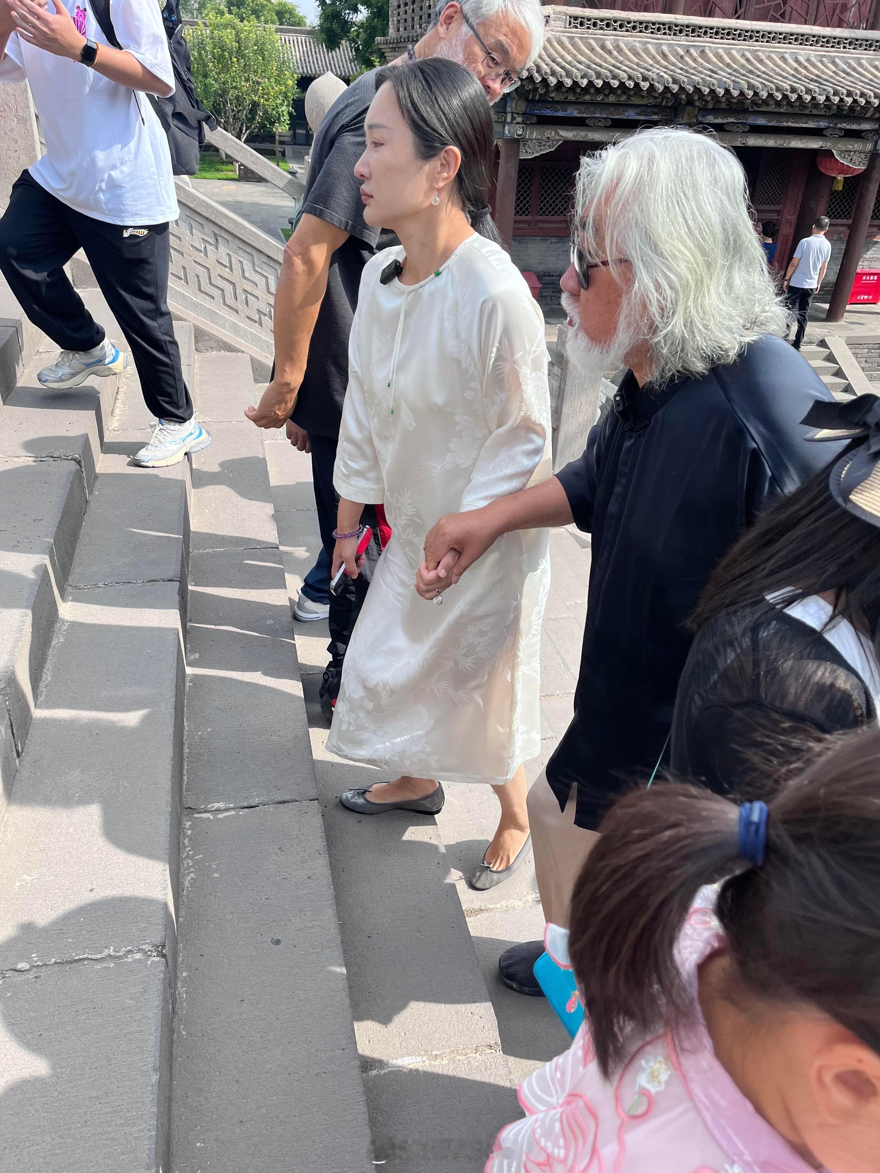 偶遇张纪中和他老婆旅行，感觉表情不对……​​​
