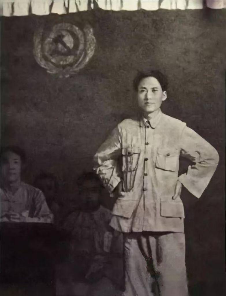 我看到一些评论，说古月在《四渡赤水》中那个叉腰动作显得做作。其实，他这是还原历史