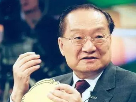 2010年，李敖参加某节目，窦文涛问：“金庸先生最近在修改武侠小说，您怎么看？”