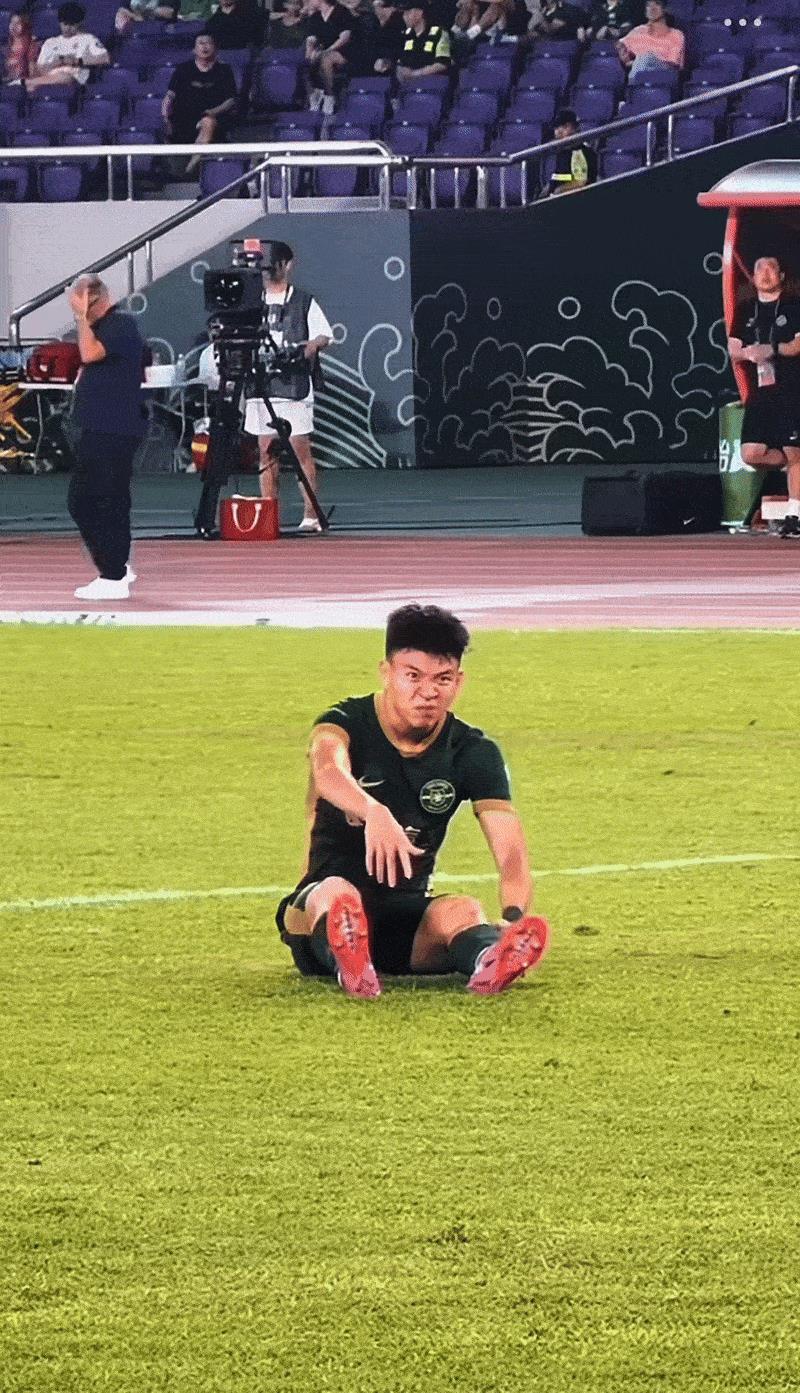 侯森真男人！浙江绿城的王钰栋射门之后双腿抽筋倒地不起，作为国安门将的侯森，看到