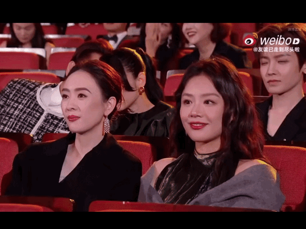 欧豪偷看马思纯这眼神我直接泪崩‼️‼️就是那个低头抿嘴又抬眼偷瞄的0.5秒，内