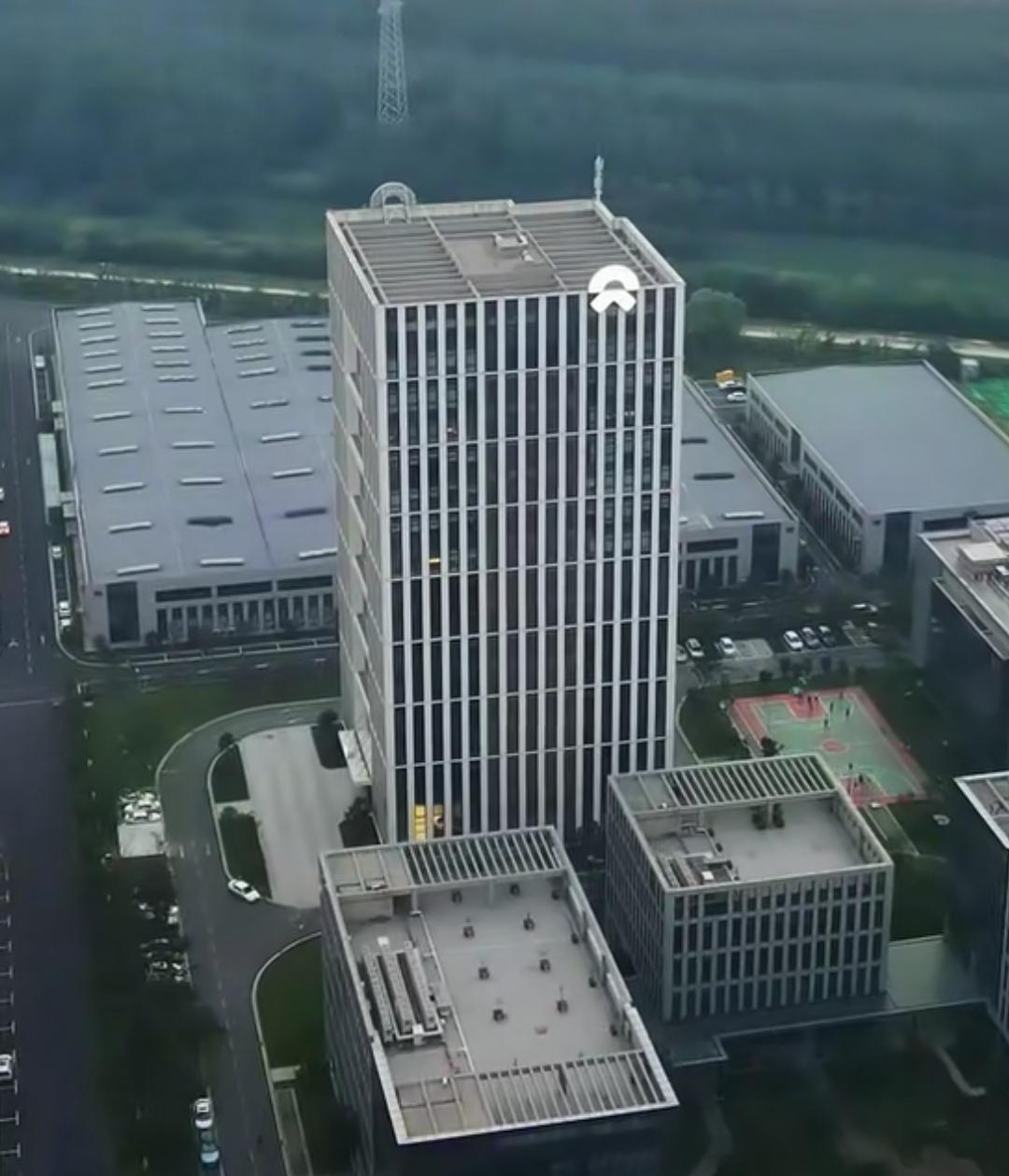 李斌坦言“今年卖不好车公司就没了”，再次说明蔚来生存之道就是销量。蔚来背后都