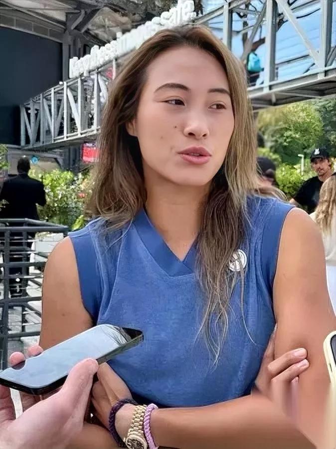 郑钦文这次真的刚当场飙泪怒怼裁判你敢信导火索只是个发球判罚？当时她正