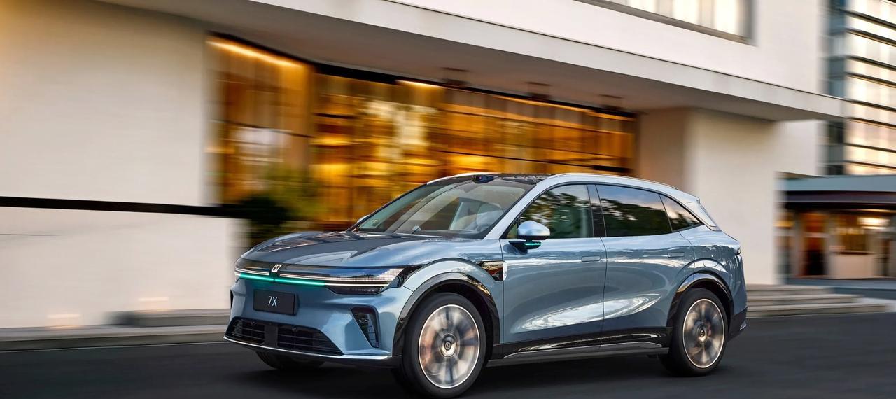 极氪旗下的六边形战士——焕新极氪7X上市了，长宽高分别4825mm/1930mm