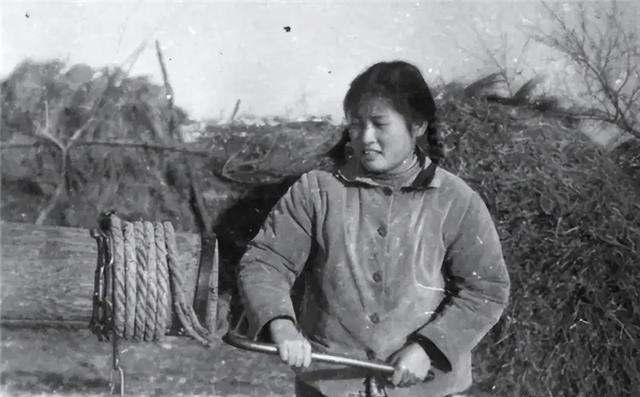 1974年，21岁女知青，夜间独自去厕所，却神秘失踪，连队把整座山翻了个遍一