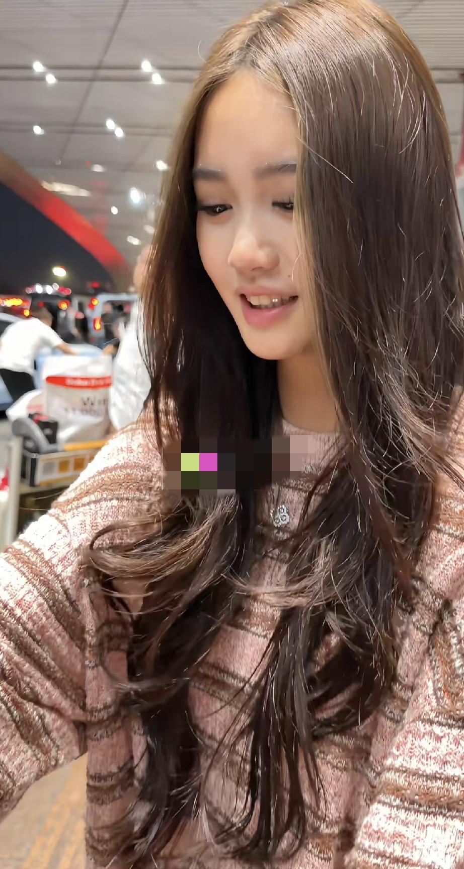 9月6日，钟丽缇的小女儿考拉在北京机场被偶遇，16岁的她长得好成熟，像26岁的，
