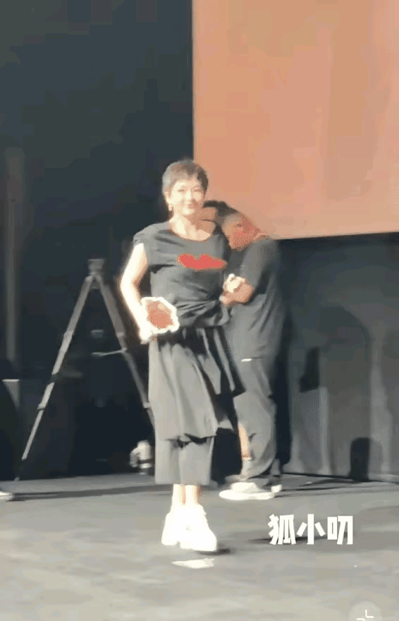 没想到有一天章子怡竟然会被杨幂比下去章子怡这个造型简直就是灾难，她可