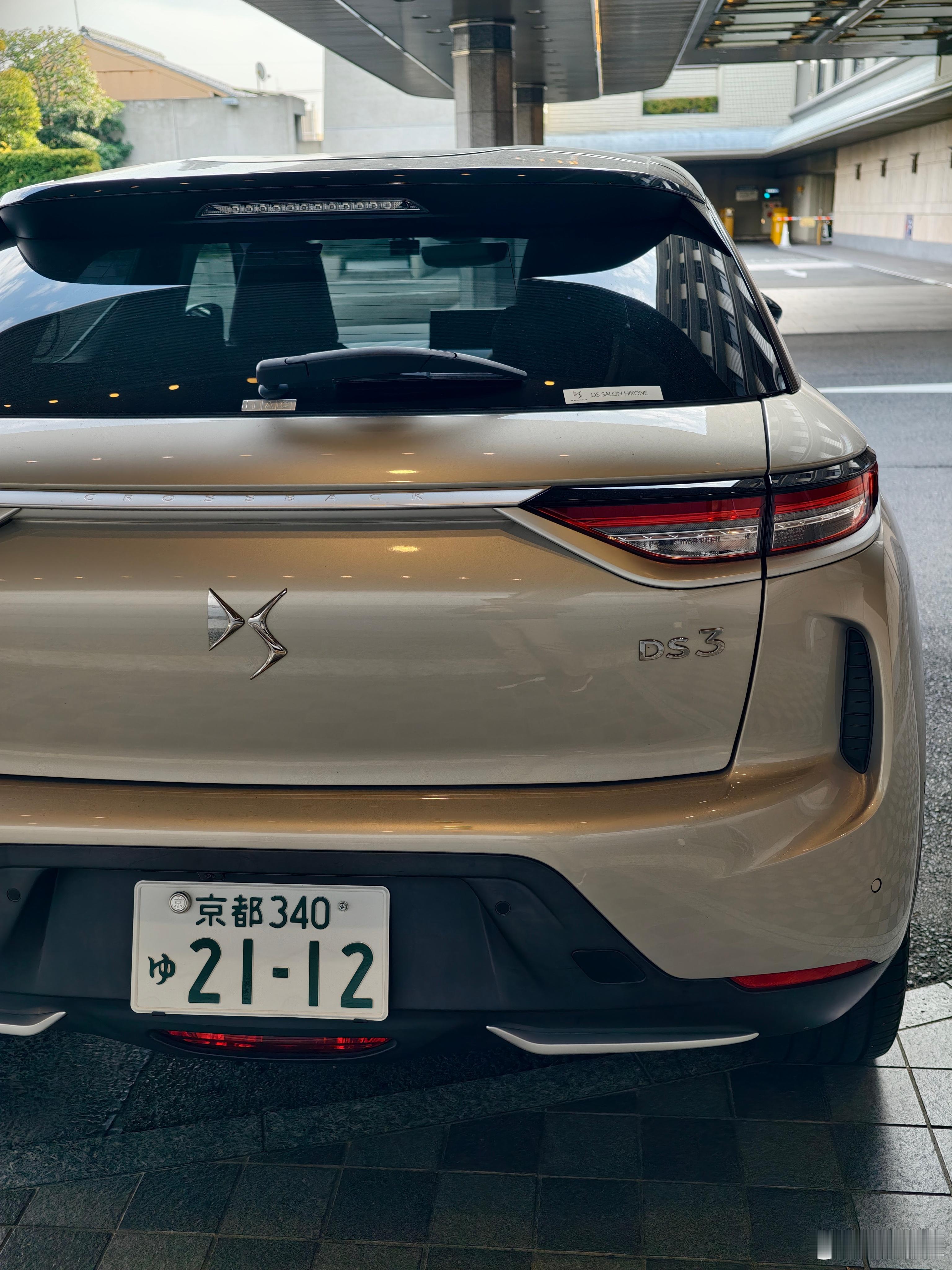 型车街拍京都偶遇DS3Crossback纯电版E-TENSE。典型的“