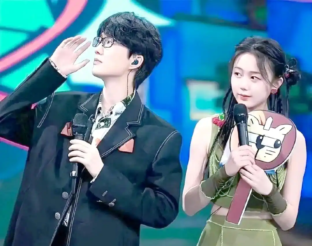 许嵩官宣结婚，全网都在接冯禧的追星运。可没人细看她的履历：2018年中传校考全国第二，连拿了三年总台