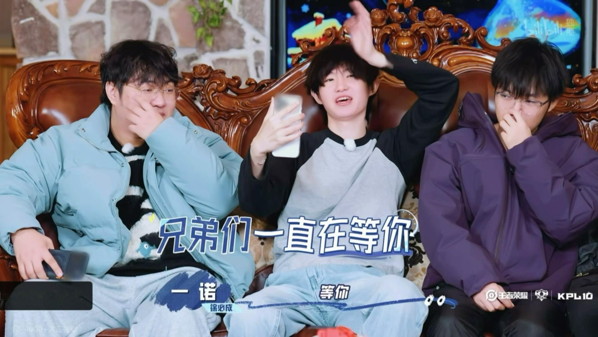 太萌了呀小诺给九尾打视频电话结束也要礼貌的挥挥手拜拜👋​​​