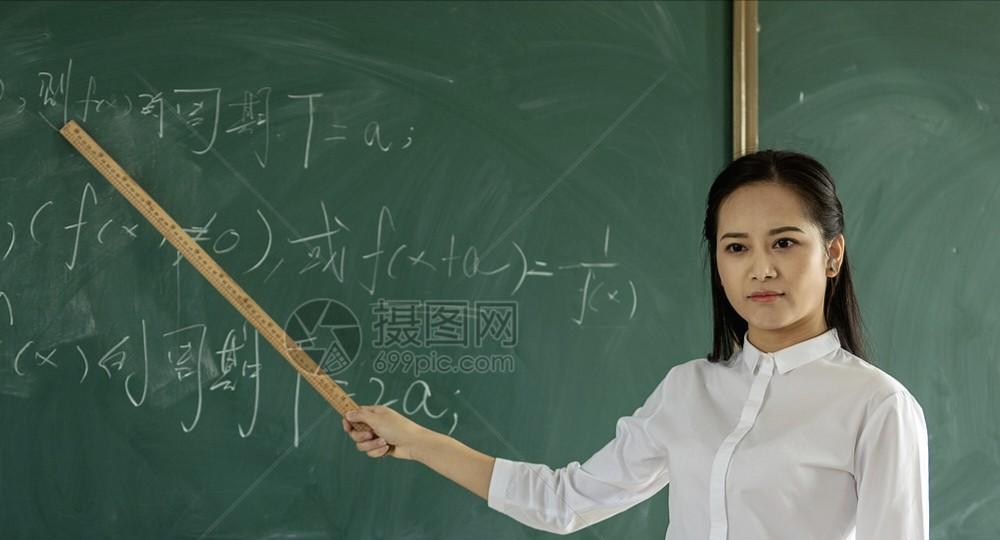 广西“全国首例教师主动起诉家长”的案子，马上就要宣判了！一张课桌摆哪儿，竟