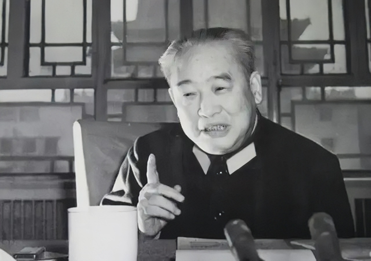 1967年，在怀仁堂的会议上，谭震林陈毅李先念等开国元勋都十分气愤，怒斥那些坏人