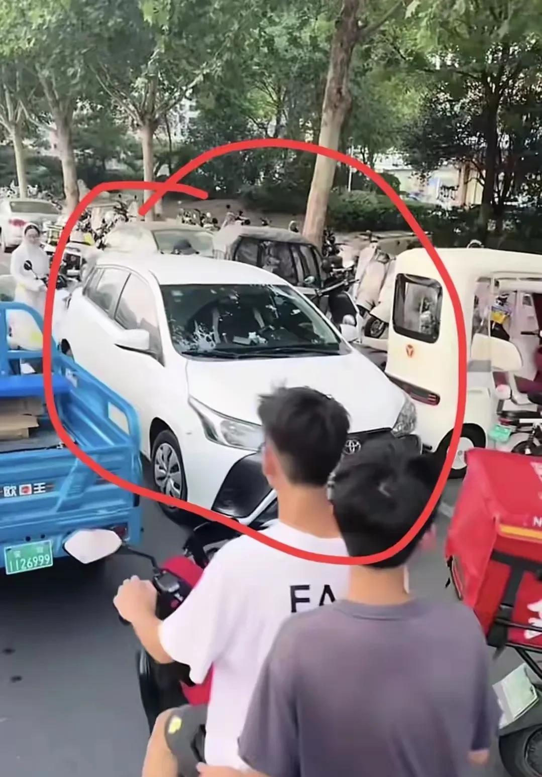 女子逆行停车致大堵车，被大哥教育了，觉得很委屈捂嘴哭了根据网上视频显示，这个女