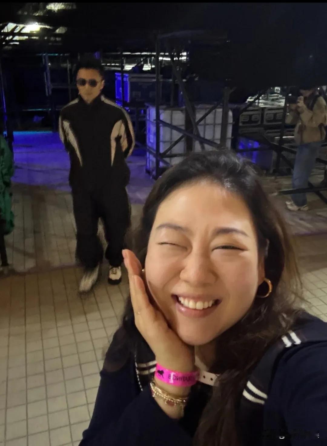 谢霆锋在澳门演出，穿着一身全黑的休闲服，戴着黑超，脚踩增高鞋，发型板正，皮肤细腻