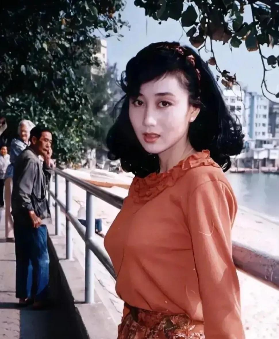 这张照片是利智1981年在香港拍摄的照片，她是港圈公认的“顶级美人”，被倪匡盛赞