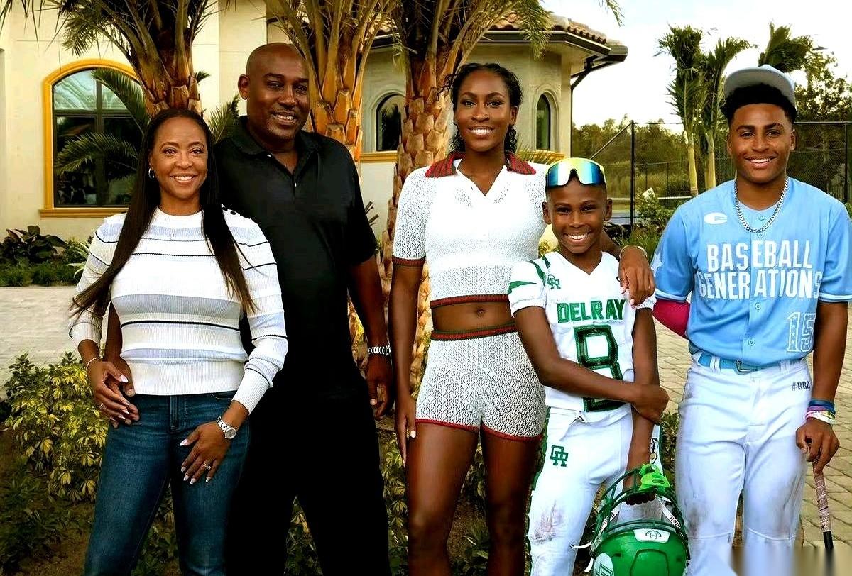 都说网球名将高芙家的基因，是开了“复印机”模式。一开始，大家看到她18岁的弟弟