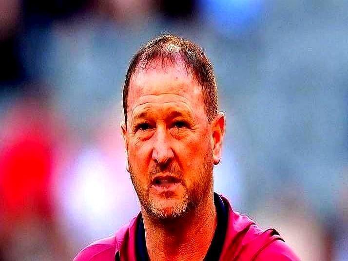 曼联这锅粥，终于有人敢下猛火。阿莫里姆下课，卡里克救火，只干到赛季末。他拉