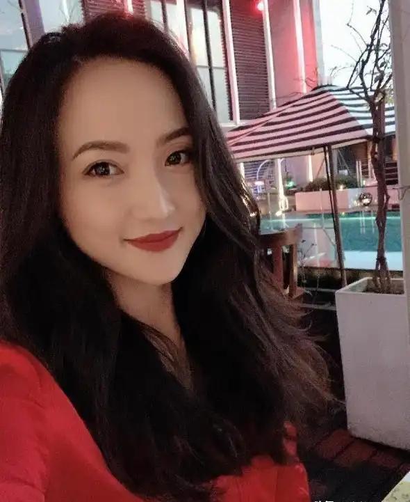 儿子闹着要去上海读大学，台湾富婆宋锦头疼不已，想着只好把儿子送到上海，感受一下贫