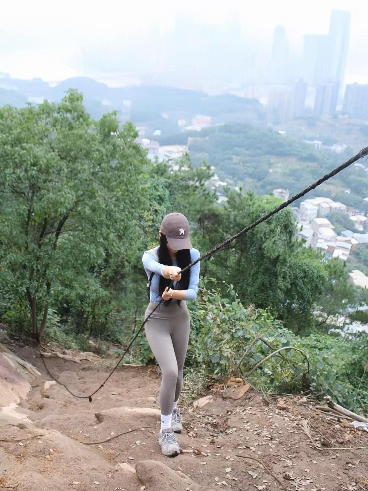 爬山穿瑜伽裤到底是舒服还是作秀？今儿爬重庆这野山，！穿瑜伽裤是真得劲，爬野路不