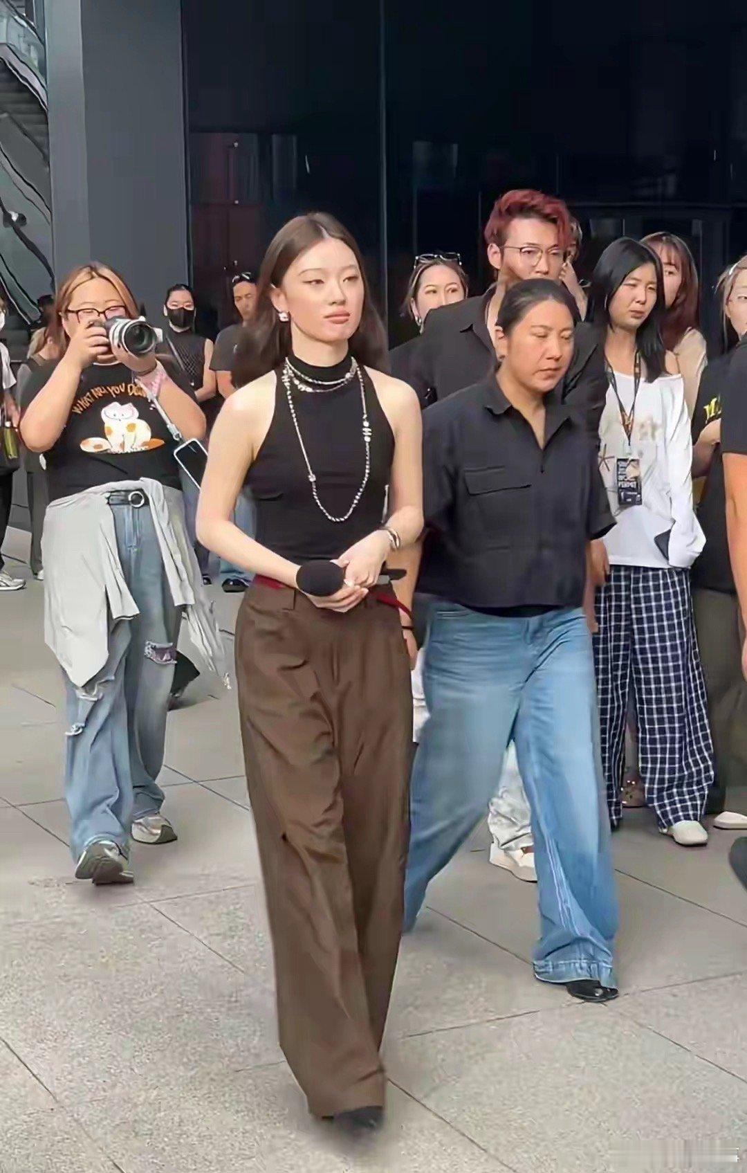 单依纯路人偶遇单依纯参加活动[比心][比心][比心]
