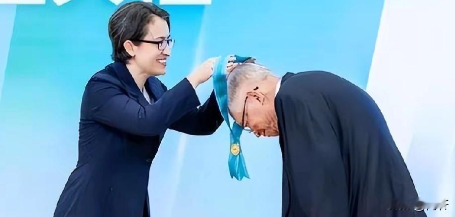 半导体行业最近出大事了，75岁的芯片大佬罗唯仁潜逃美国。他出身优渥，台大毕业后去