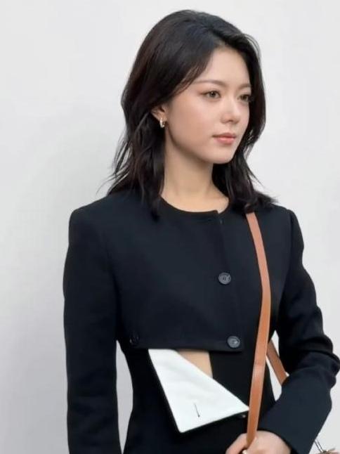 赵今麦：褪下婴儿肥，甜美气质愈发清冷近日，赵今麦亮相盛典活动，她没有身着华丽