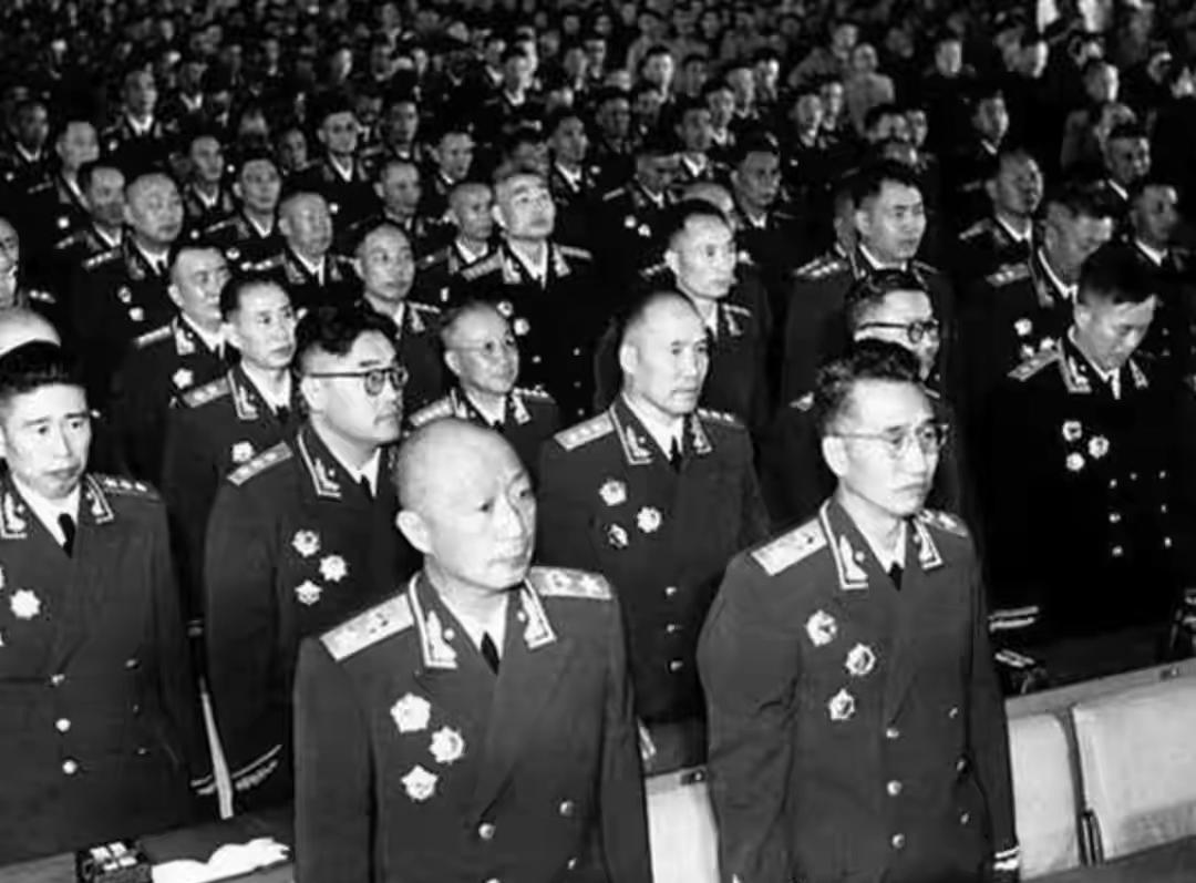 1955年授衔奇事！团级干部获少将，周恩来为何破格？1955年解放军授衔时