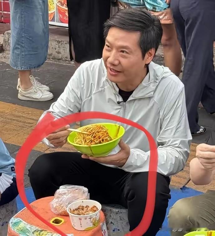 我严重怀疑，雷军在武汉吃早饭，不是为了做营销，也不是搞人设，纯粹就是为了那一口地