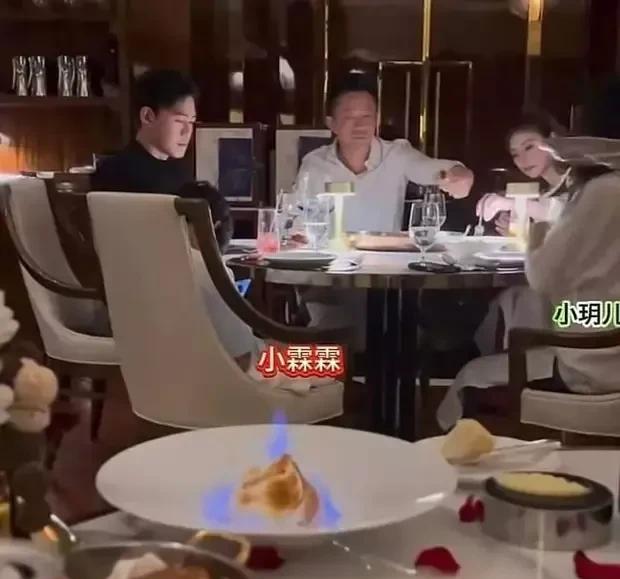 汪小菲豪掷千金！后妈同桌，玥儿淑女箖儿刷手机人均800元的高级西餐厅里，汪小菲