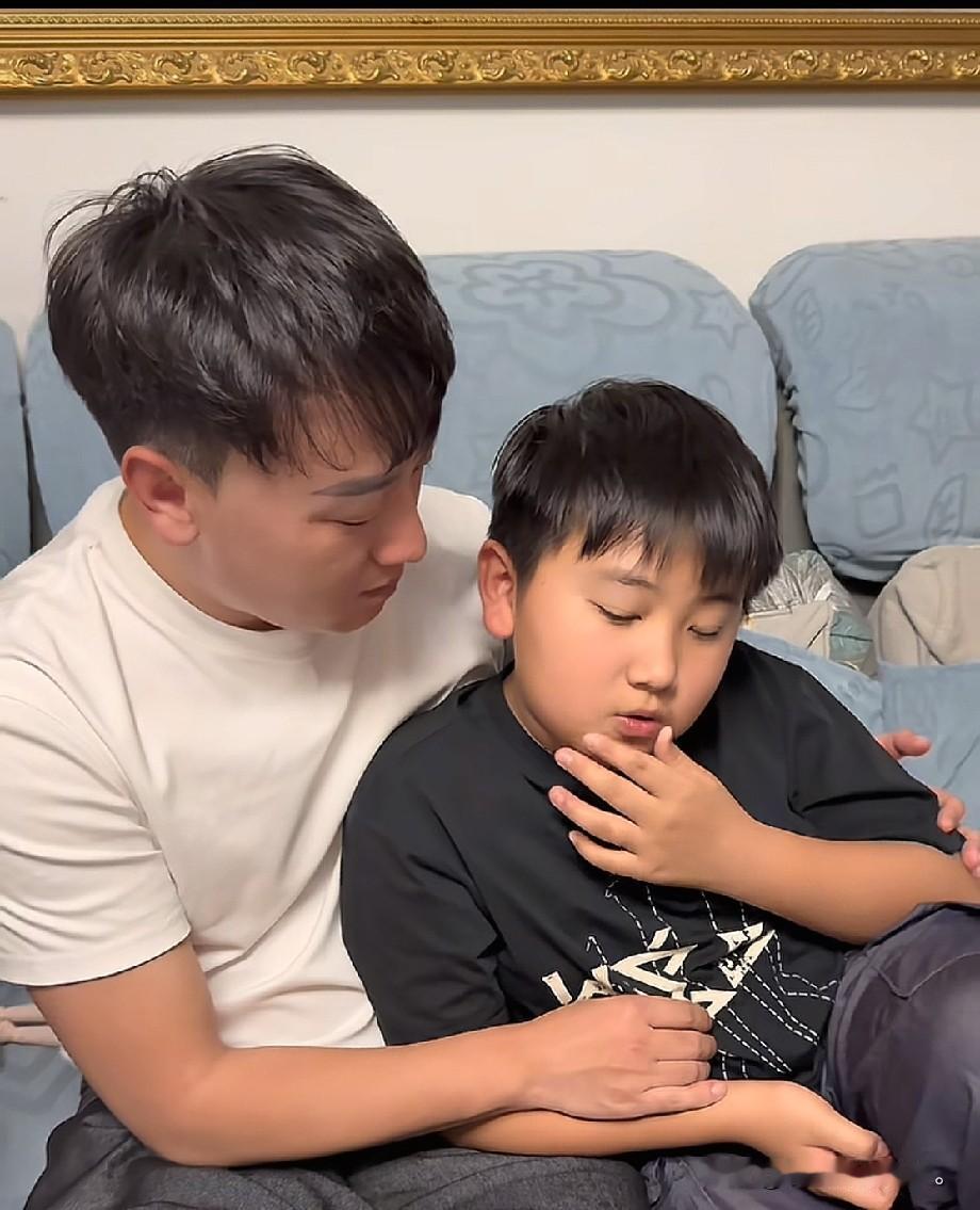 小故事！他是郭老大，就是这几天刚露过面的那位郭老大。这阵子他东奔西走